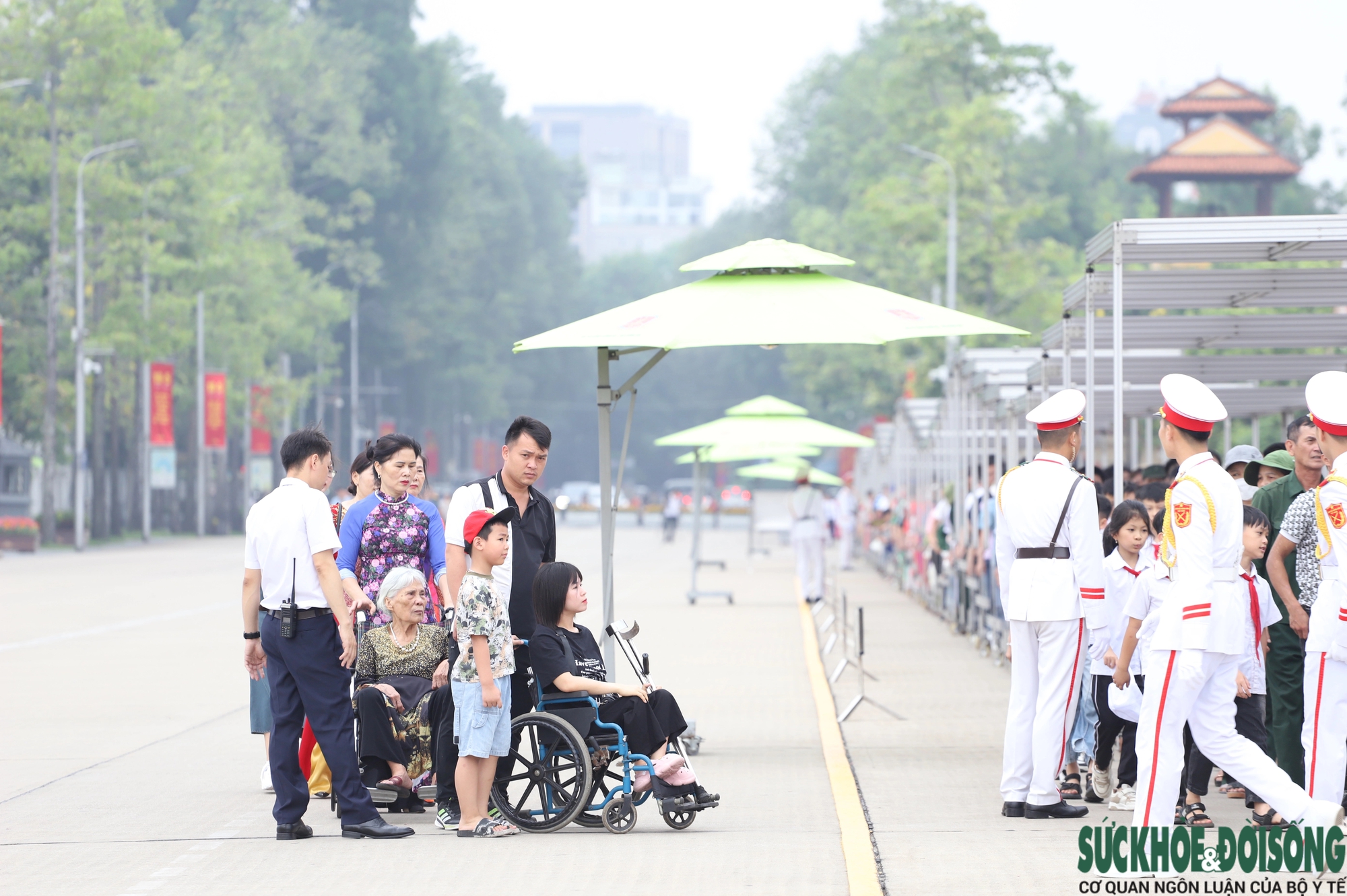 Hàng ngàn người dân xếp hàng dài vào Lăng viếng Chủ tịch Hồ Chí Minh- Ảnh 12.