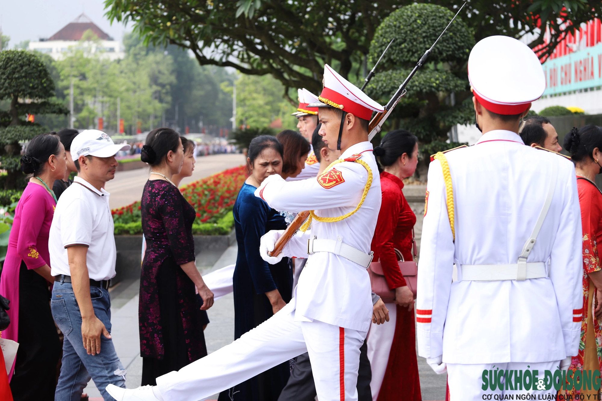 Hàng ngàn người dân xếp hàng dài vào Lăng viếng Chủ tịch Hồ Chí Minh- Ảnh 13.