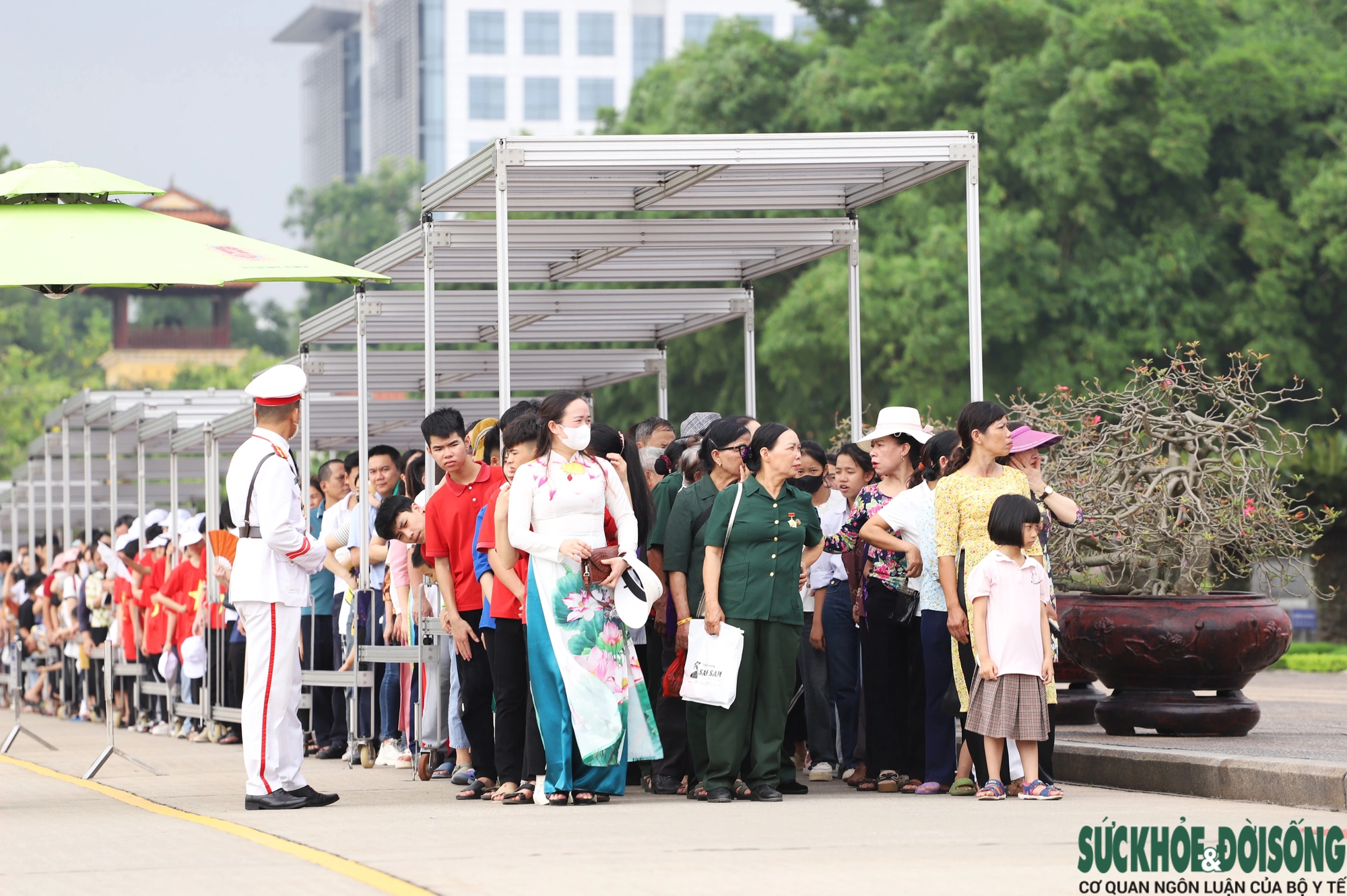 Hàng ngàn người dân xếp hàng dài vào Lăng viếng Chủ tịch Hồ Chí Minh- Ảnh 11.