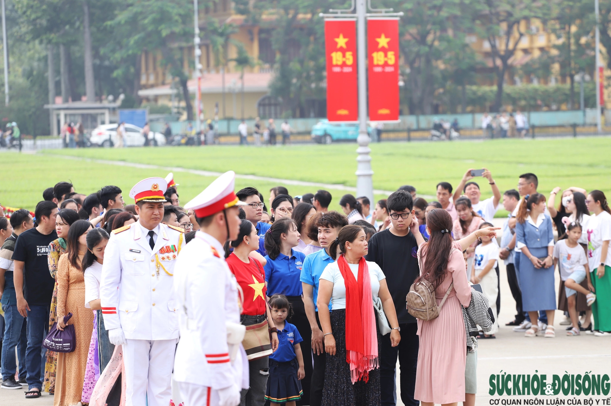 Hàng ngàn người dân xếp hàng dài vào Lăng viếng Chủ tịch Hồ Chí Minh- Ảnh 10.