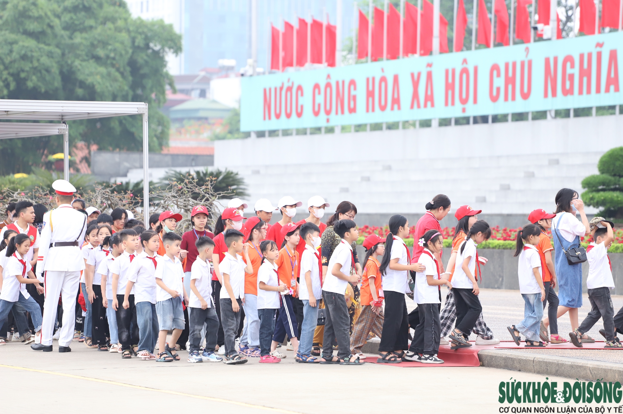 Hàng ngàn người dân xếp hàng dài vào Lăng viếng Chủ tịch Hồ Chí Minh- Ảnh 8.
