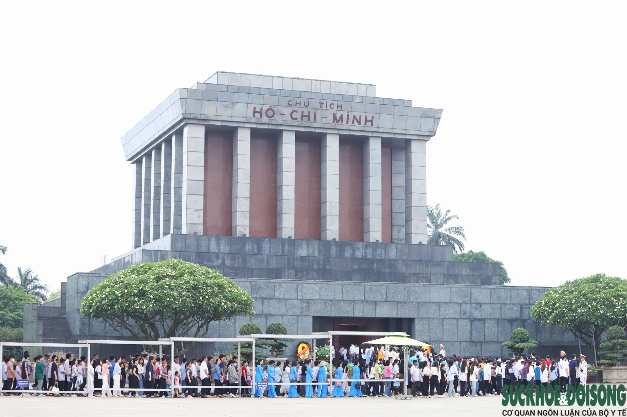 Hàng ngàn người dân xếp hàng dài vào Lăng viếng Chủ tịch Hồ Chí Minh- Ảnh 4.