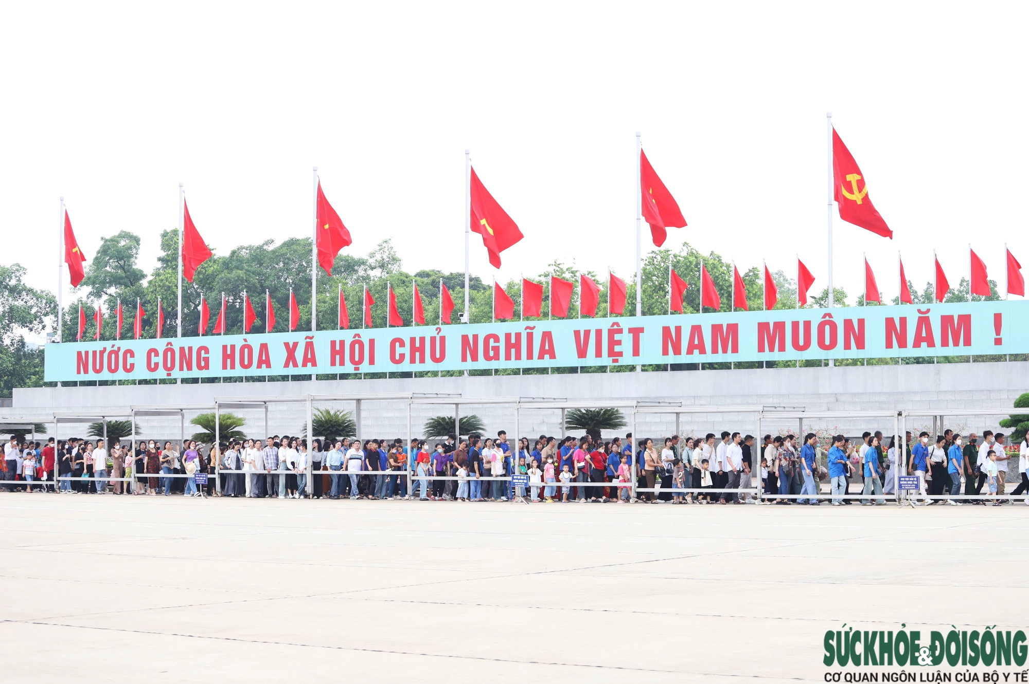Hàng ngàn người dân xếp hàng dài vào Lăng viếng Chủ tịch Hồ Chí Minh- Ảnh 3.