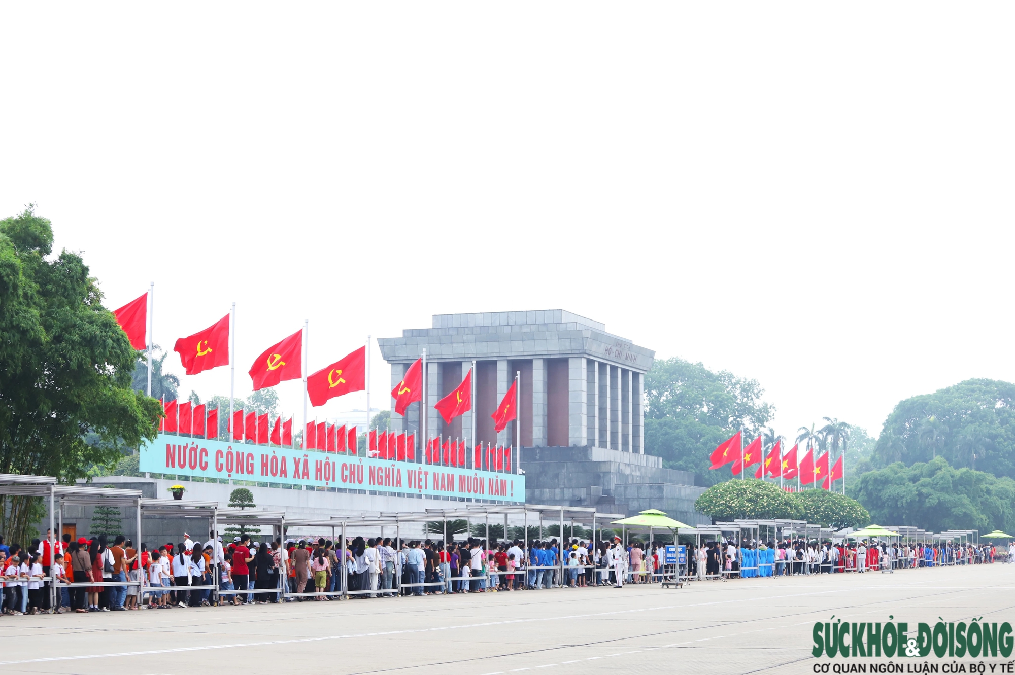 Hàng ngàn người dân xếp hàng dài vào Lăng viếng Chủ tịch Hồ Chí Minh- Ảnh 2.