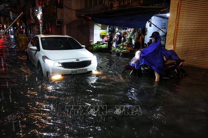 Mưa lớn gây ngập úng cục bộ tại Hà Nội, phương tiện di chuyển khó khăn- Ảnh 2.