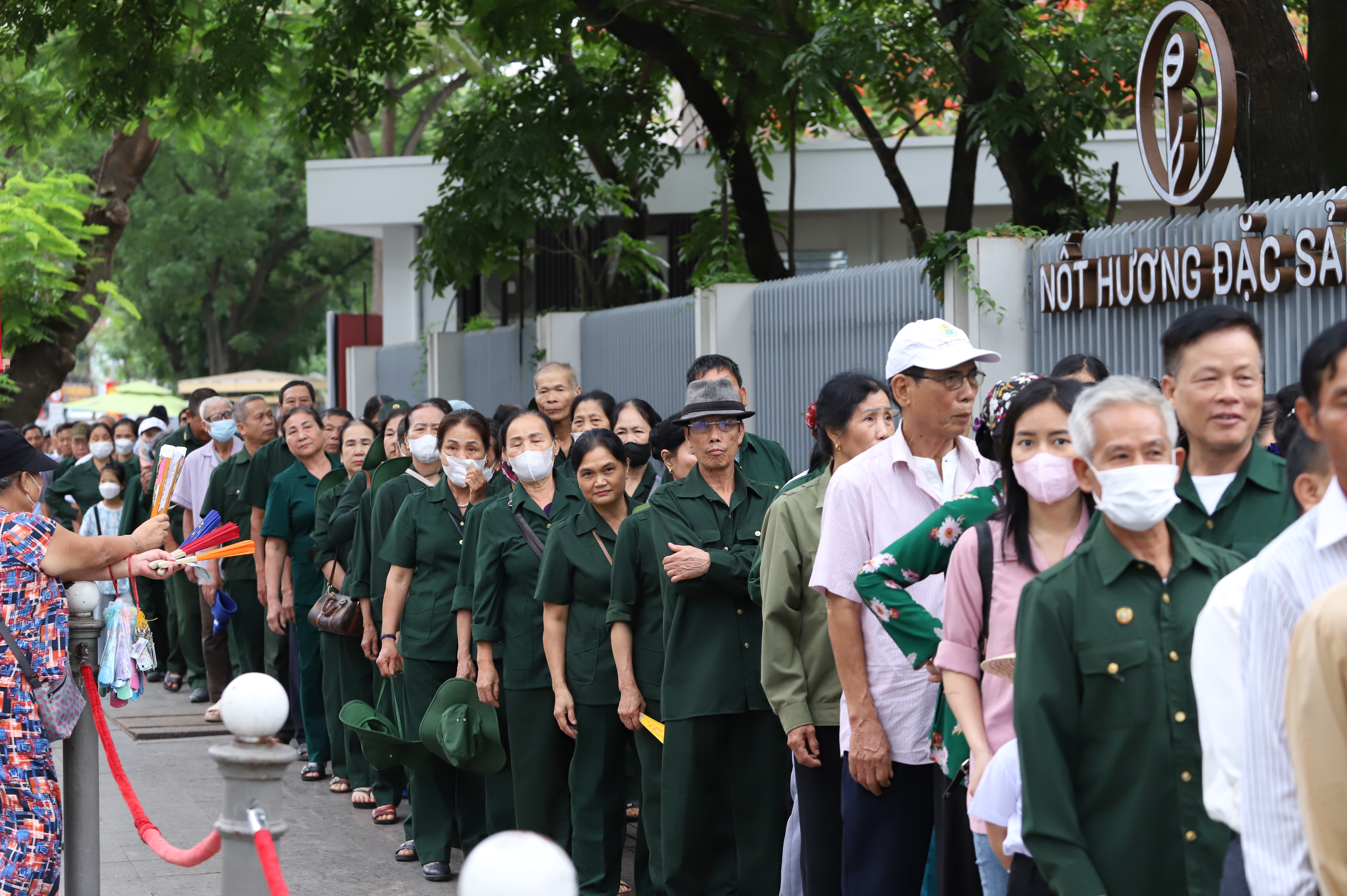Hàng ngàn người dân xếp hàng dài vào Lăng viếng Chủ tịch Hồ Chí Minh- Ảnh 6.