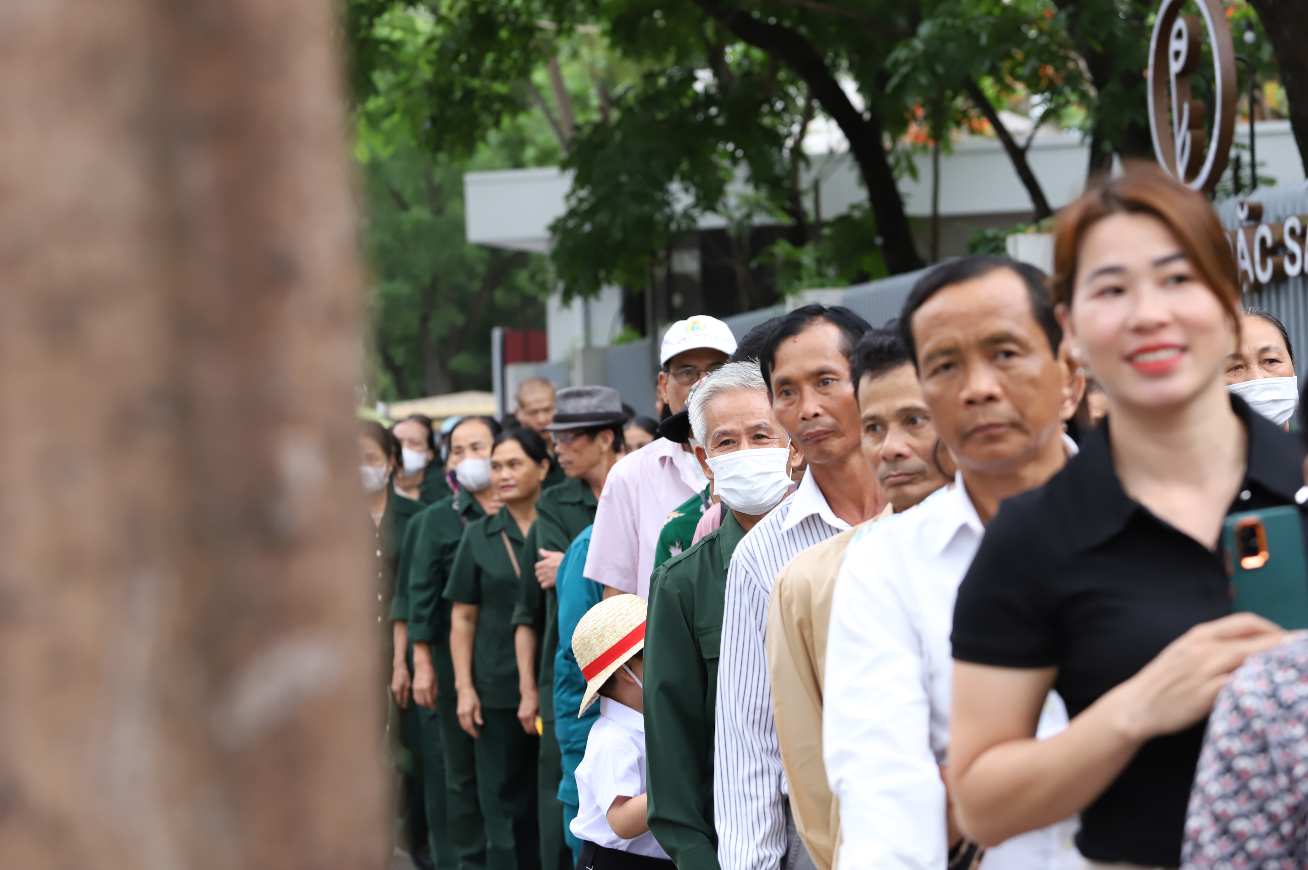 Hàng ngàn người dân xếp hàng dài vào Lăng viếng Chủ tịch Hồ Chí Minh- Ảnh 5.
