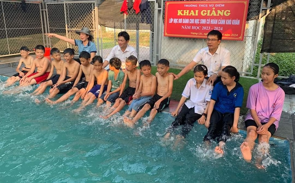 Lớp dạy bơi '0 đồng' cho học sinh nghèo- Ảnh 1.