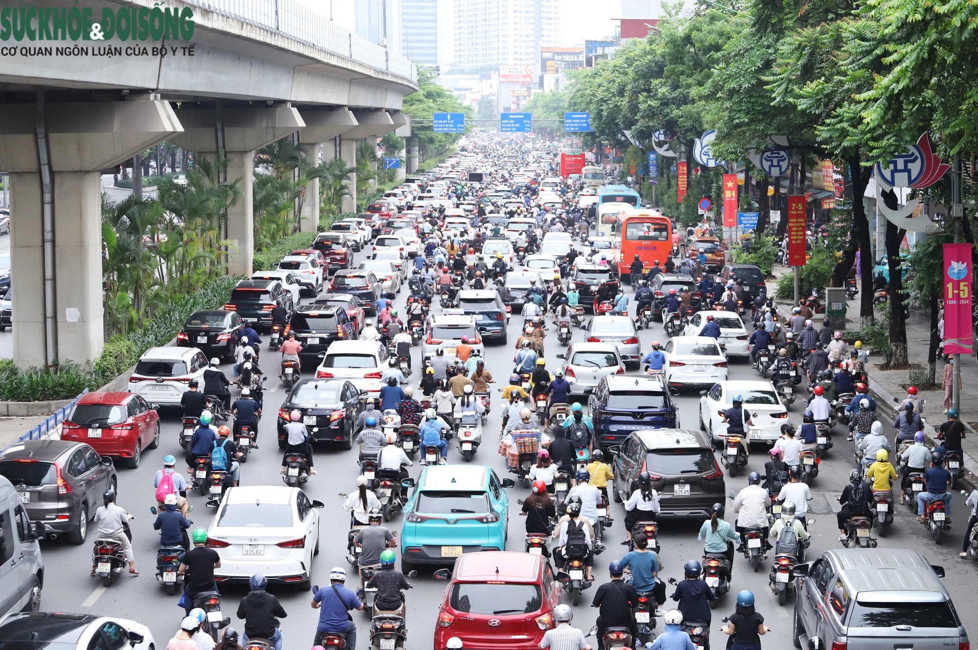 Đường phố Hà Nội quay lại cảnh ùn tắc sau 5 ngày nghỉ lễ- Ảnh 2.