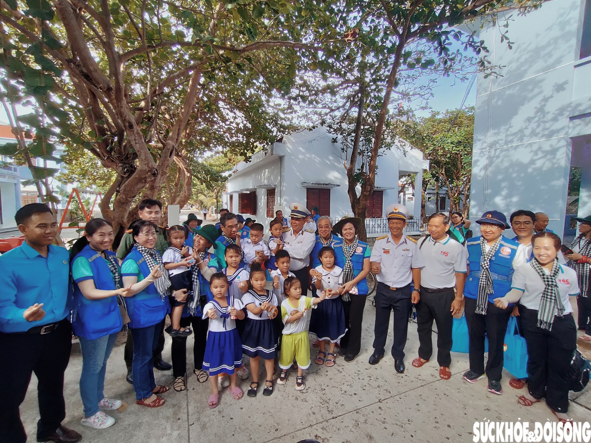 Đoàn đại biểu TPHCM thăm và tặng quà Trường Sa, Nhà giàn DK1 đúng dịp kỷ niệm các ngày lễ lớn- Ảnh 5.