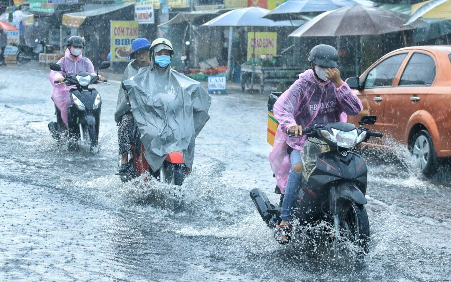 Mưa dông gia tăng ở miền Bắc, nắng nóng suy giảm ở Trung Bộ