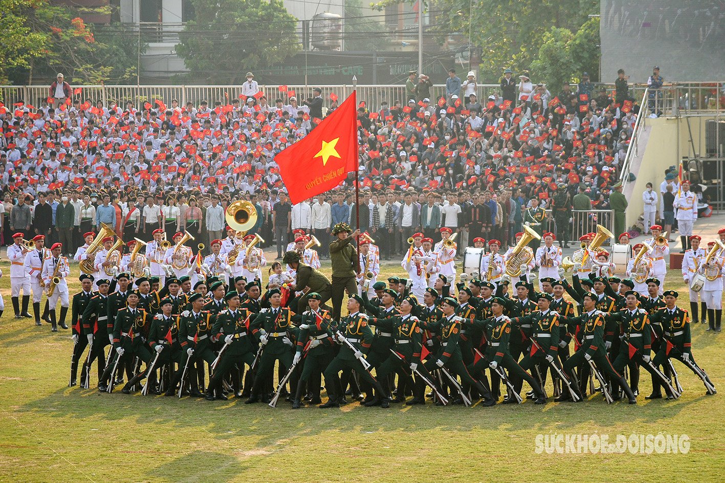 Người dân Điện Biên tiếp sức cho hàng nghìn cán bộ, chiến sĩ luyện tập diễu binh, diễu hành- Ảnh 11.
