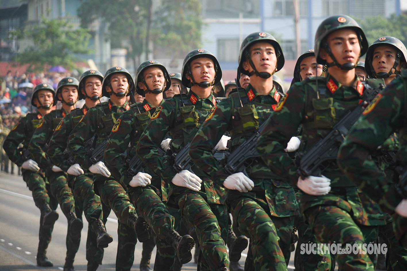 Người dân Điện Biên tiếp sức cho hàng nghìn cán bộ, chiến sĩ luyện tập diễu binh, diễu hành- Ảnh 2.