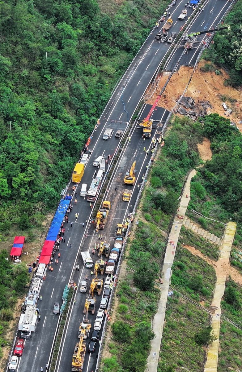 Vụ sập cao tốc tại Trung Quốc: Số nạn nhân thiệt mạng tăng lên 36 người- Ảnh 1.