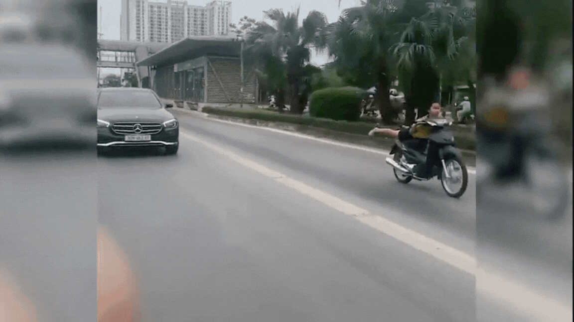 Video 'quái xế' đầu trần, nằm trên yên xe phóng nhanh trong làn BRT tại Hà Nội- Ảnh 2.