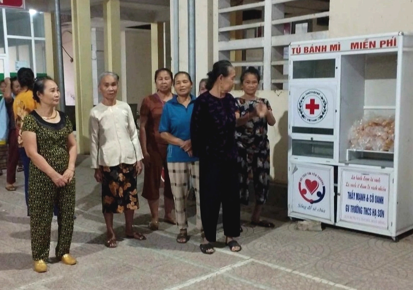 Tủ bánh mì nụ cười 246 đặt ở Trung tâm y tế huyện Quỳ Hợp, phục vụ bệnh nhân nghèo mỗi buổi sáng thứ 2, 4 và 6.