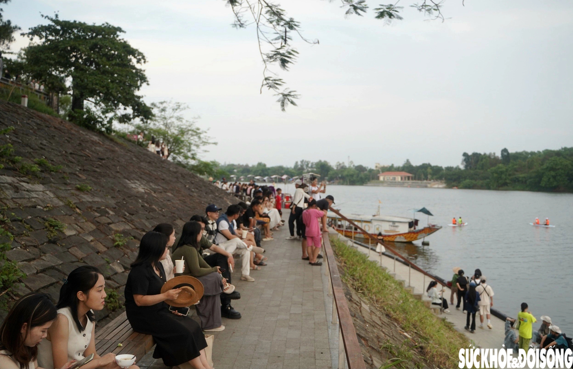 Giới trẻ đổ xô 'săn' hoàng hôn 'cực chill' bên sông Hương- Ảnh 5.