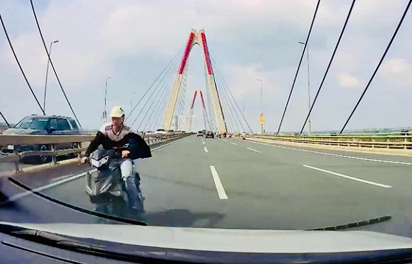 Thanh niên uống rượu đi xe máy ngược chiều đâm trực diện ô tô trên cầu Nhật Tân- Ảnh 1.