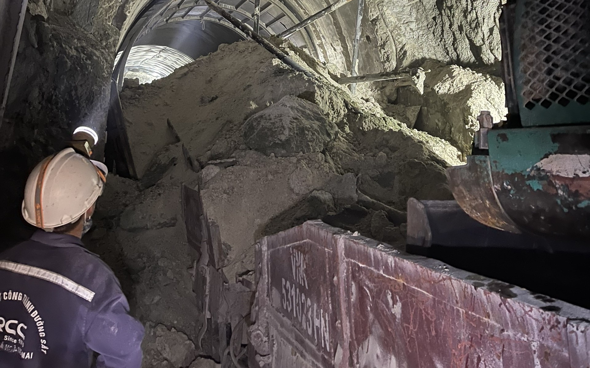 Tiếp tục sạt lở đất đá trong hầm đường sắt ở Phú Yên