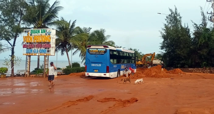 Cận cảnh lũ cát đỏ ở Mũi Né vùi lấp nhiều ô tô và xe máy- Ảnh 4.