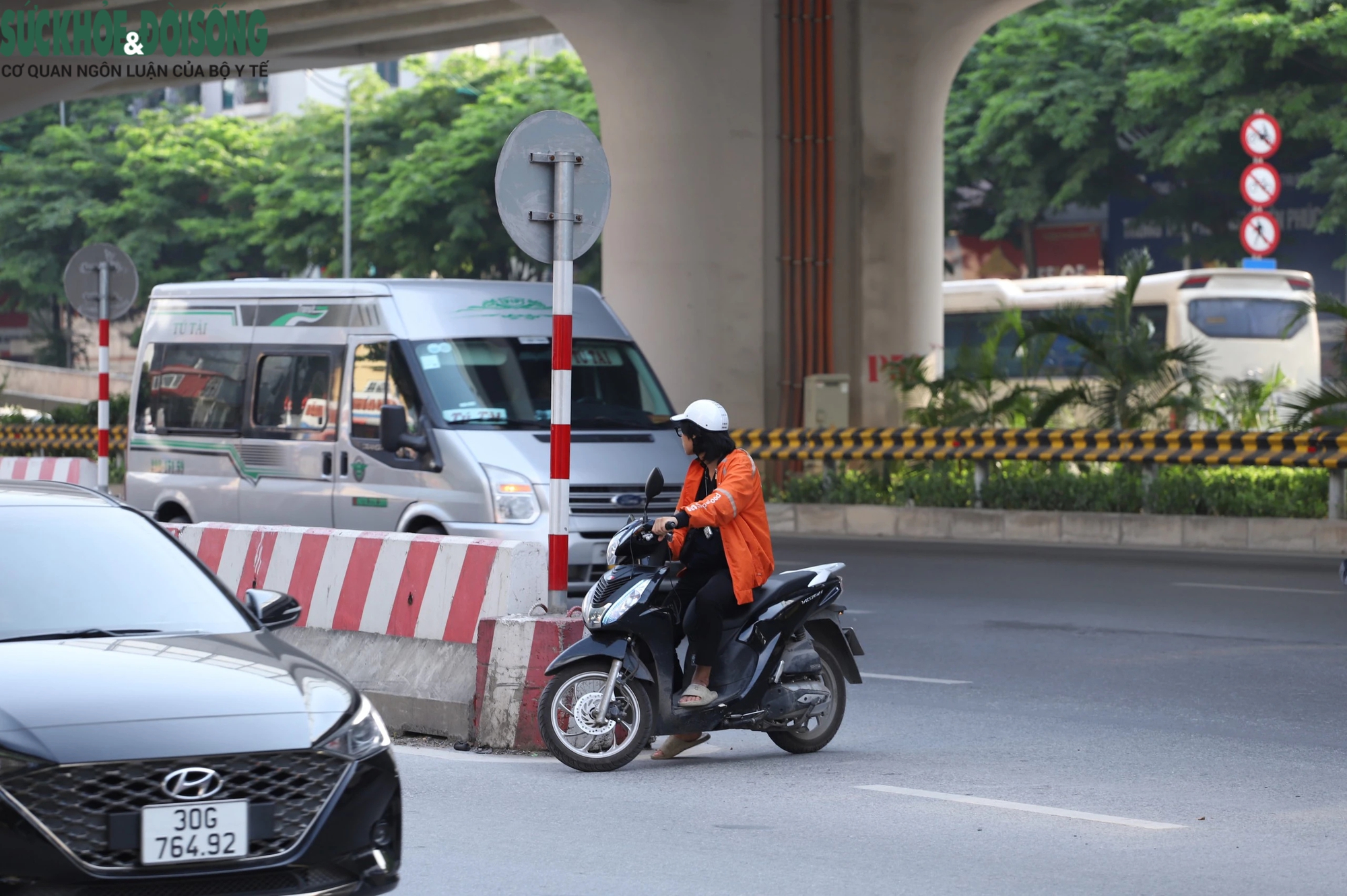 Hoảng hồn trước thói quen đi ngược chiều, 'cắt mặt ô tô' của người dân- Ảnh 28.