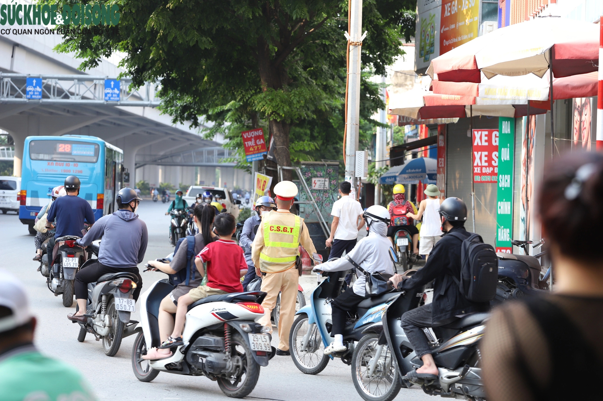 Hoảng hồn trước thói quen đi ngược chiều, 'cắt mặt ô tô' của người dân- Ảnh 16.