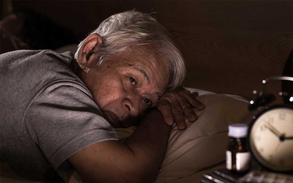 Cách chữa mất ngủ không dùng thuốc cho người già