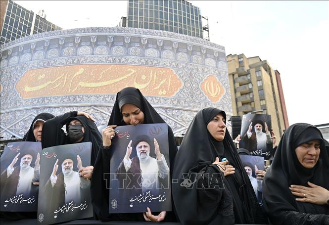 Đông đảo người dân Iran đưa tang Tổng thống Ebrahim Raisi- Ảnh 1.