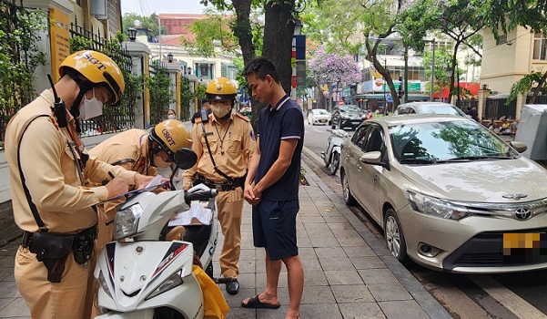 Phạt 353 trường hợp dừng đỗ sai trên phố Tràng Thi- Ảnh 3.