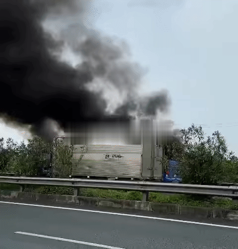 Video xe khách bất ngờ bốc cháy khi đang lưu thông trên cao tốc - Ảnh 2.