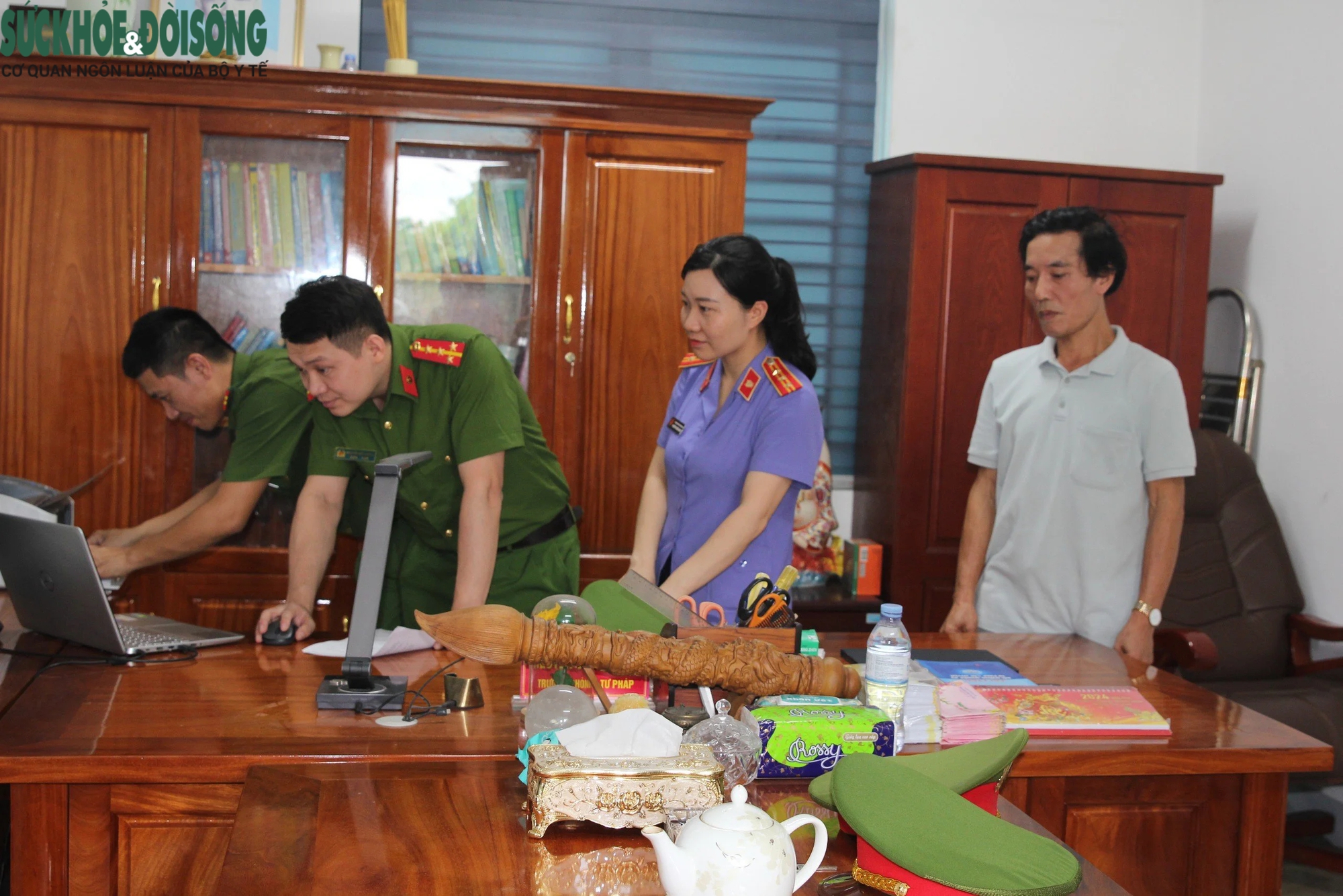 Khám xét nơi làm việc của nguyên Trưởng phòng Tài chính, thị xã Cửa Lò Nguyễn Chí Nguyện.