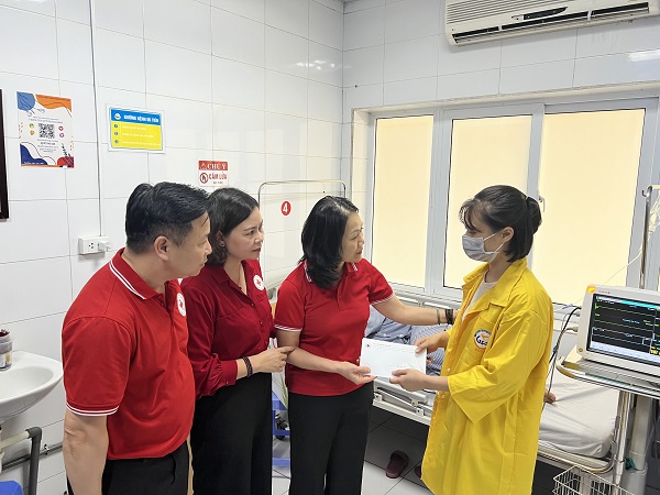 Hội Chữ thập đỏ Việt Nam thăm hỏi và hỗ trợ khẩn các nạn nhân vụ cháy ở Trung Kính- Ảnh 1.
