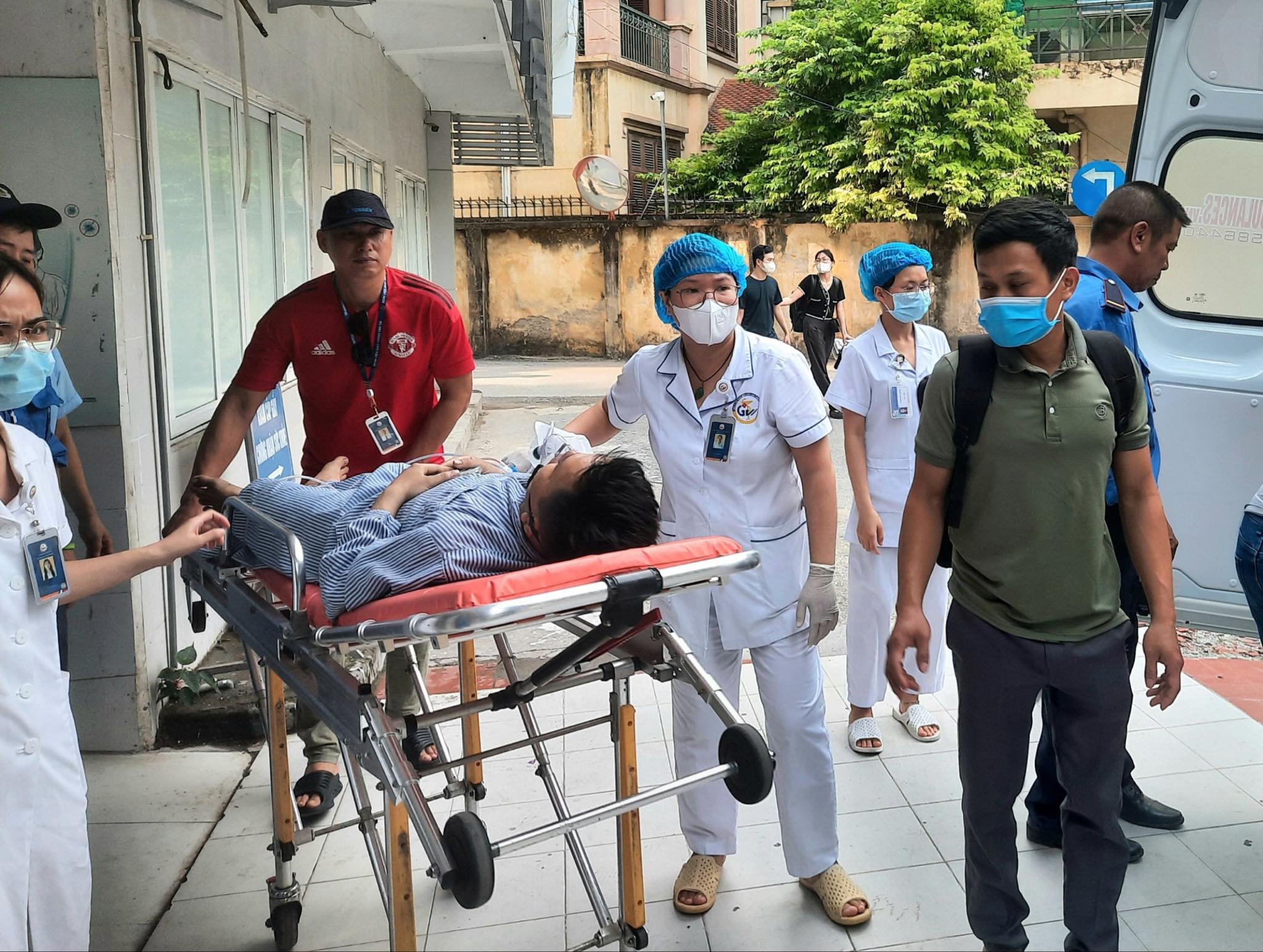 3 bệnh nhân trong vụ cháy nhà trọ chuyển lên BV Bạch Mai, 1 người được đưa thẳng lên phòng ICU- Ảnh 3.