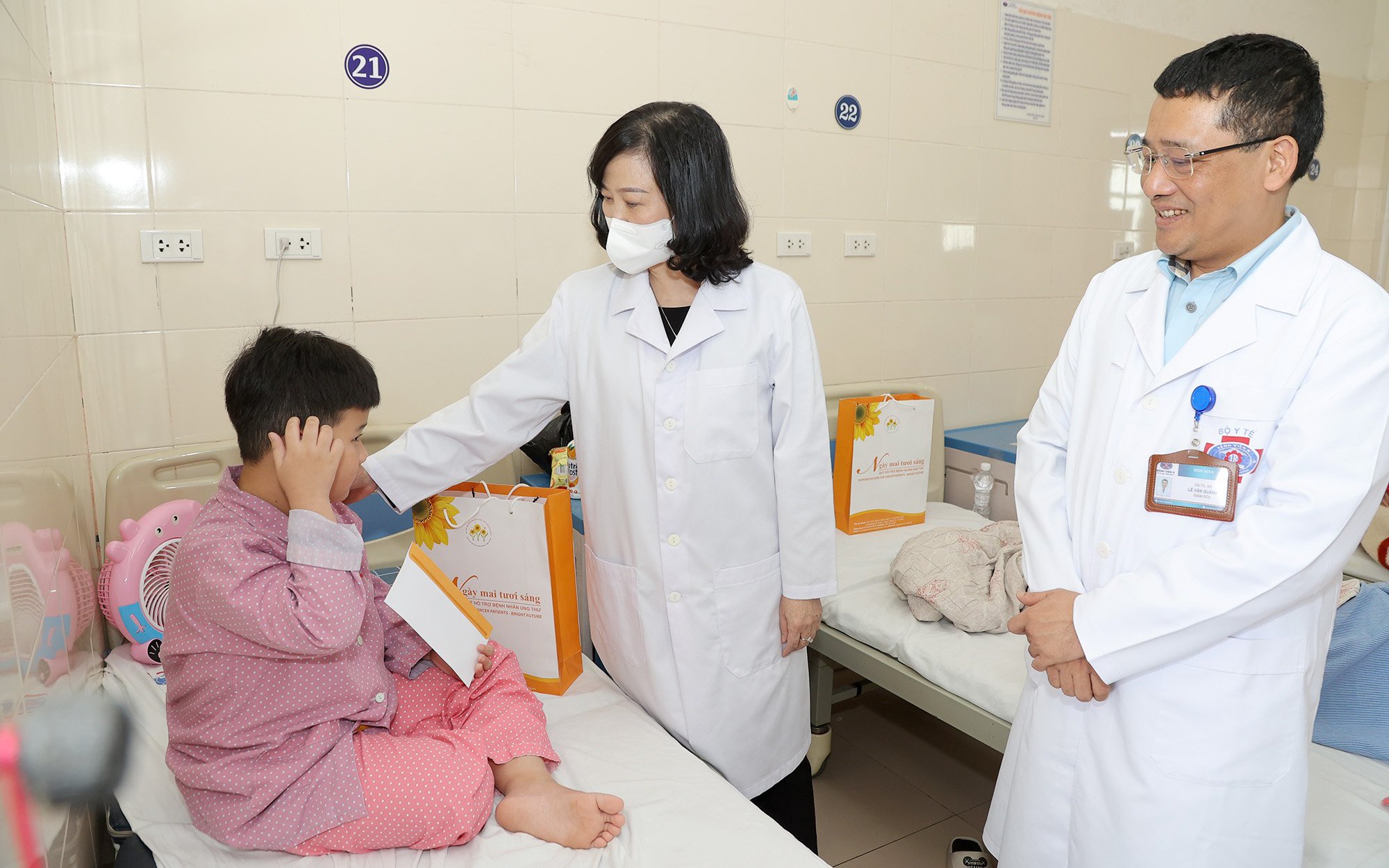 Bộ trưởng Bộ Y tế Đào Hồng Lan tặng quà, động viên trẻ đang điều trị tại Bệnh viện K