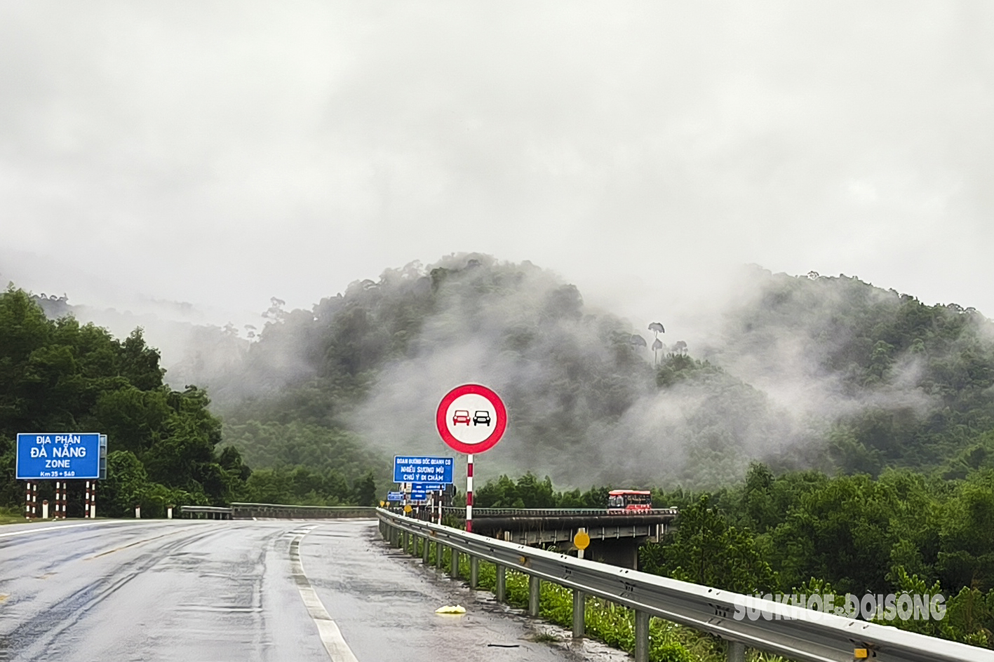 Ngỡ ngàng thác mây trên cao tốc Cam Lộ - La Sơn đẹp như bức tranh thủy mặc- Ảnh 3.