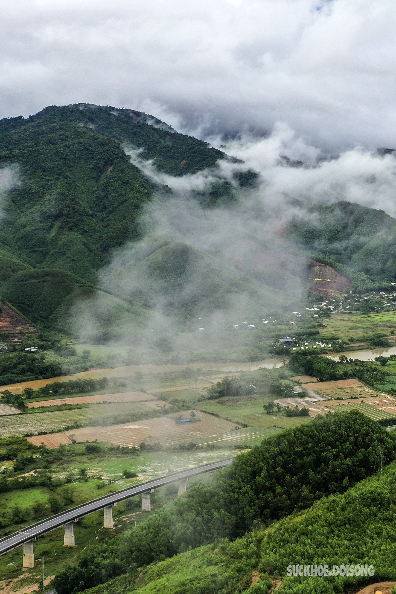 Ngỡ ngàng thác mây trên cao tốc Cam Lộ - La Sơn đẹp như bức tranh thủy mặc- Ảnh 8.