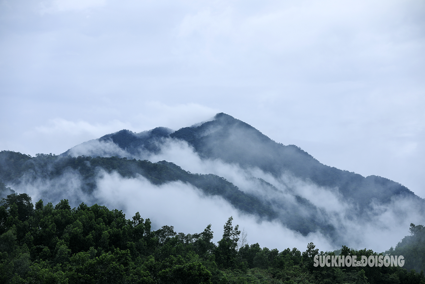 Ngỡ ngàng thác mây trên cao tốc Cam Lộ - La Sơn đẹp như bức tranh thủy mặc- Ảnh 1.