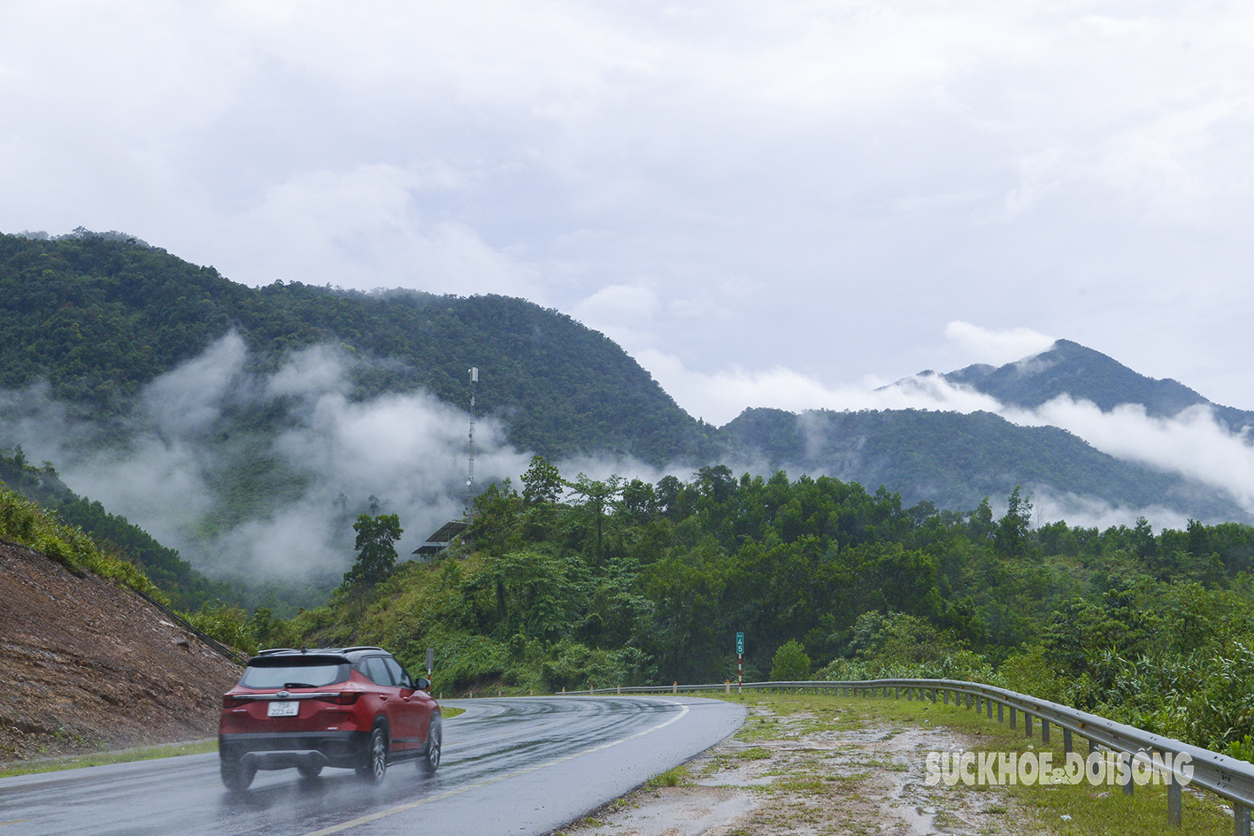 Ngỡ ngàng thác mây trên cao tốc Cam Lộ - La Sơn đẹp như bức tranh thủy mặc- Ảnh 2.