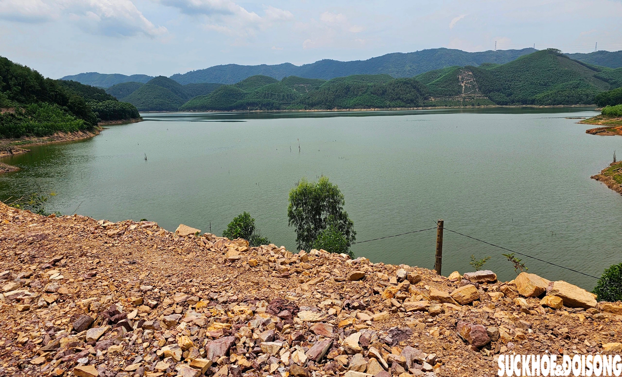 Ngang nhiên ủi đất mở đường, hồ thuỷ lợi Khe Ngang bị đe doạ- Ảnh 8.