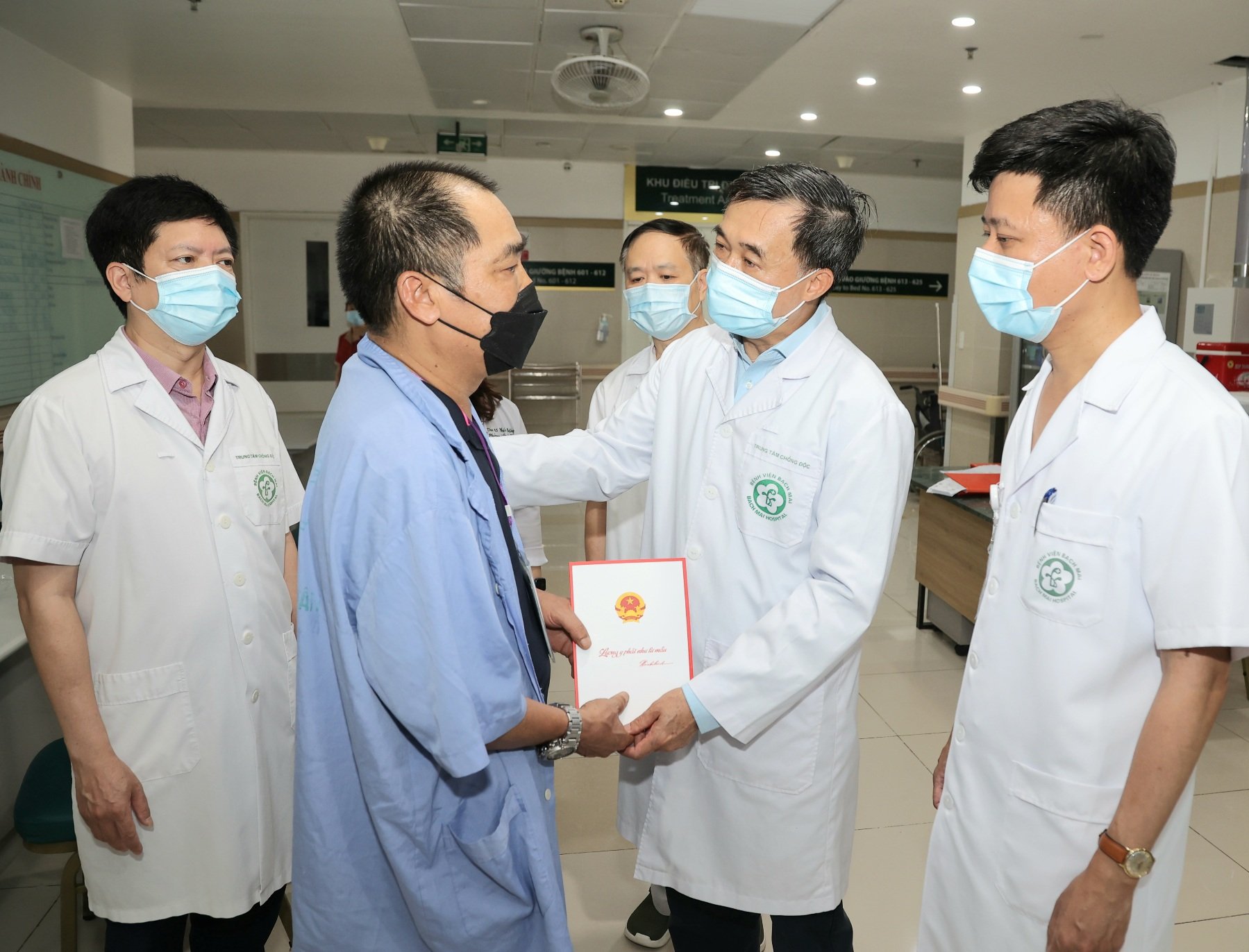 Thứ trưởng Trần Văn Thuấn thăm bệnh nhân vụ cháy nhà trọ phố Trung Kính- Ảnh 2.