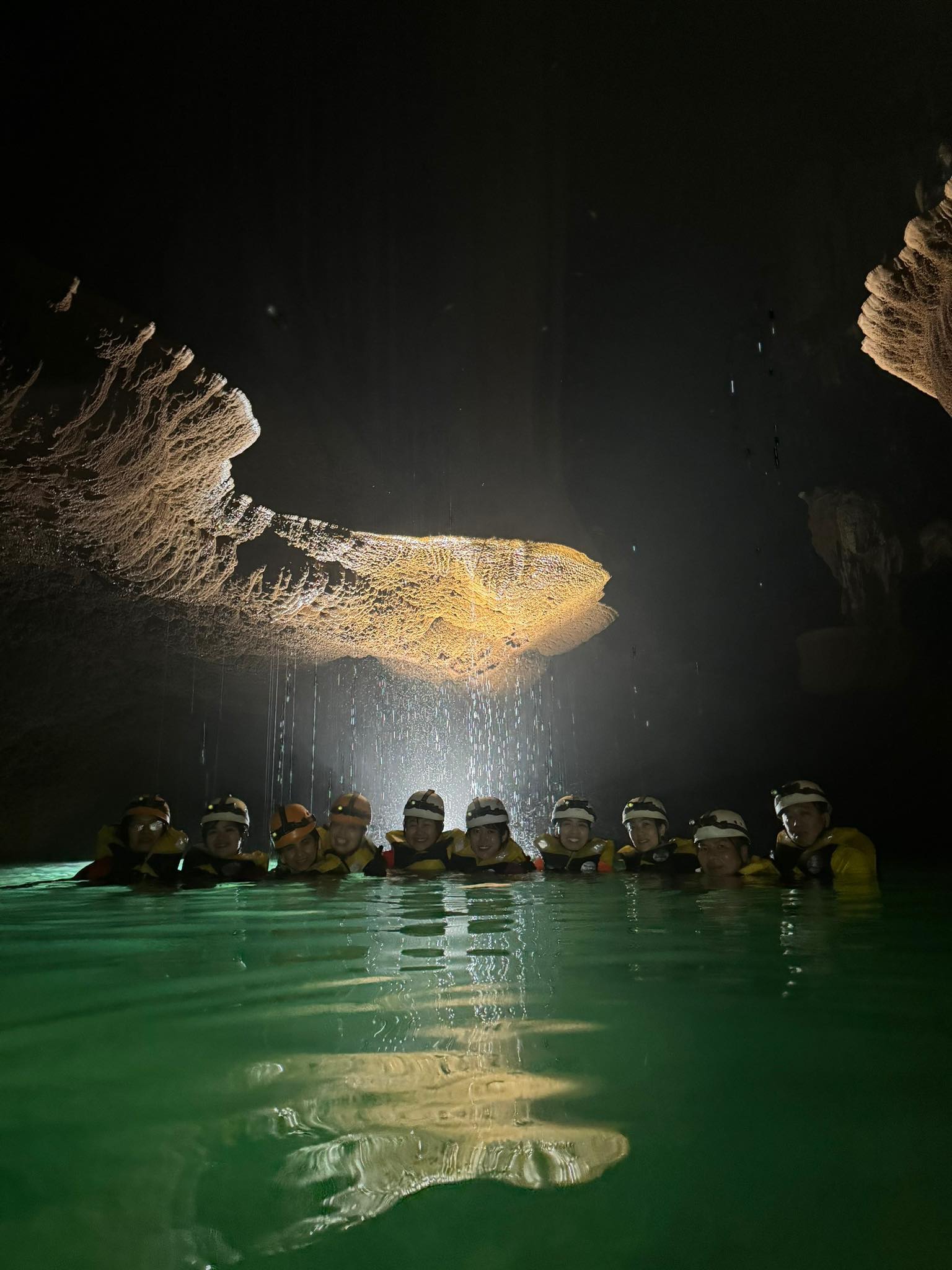 Khám phá vẻ đẹp nguyên sơ của hồ nước 'treo' trên vách hang động ở Quảng Bình- Ảnh 6.