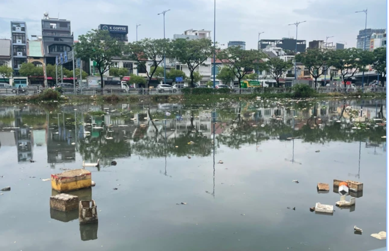Sau mưa, nhiều kênh rạch tại TPHCM nổi đầy rác