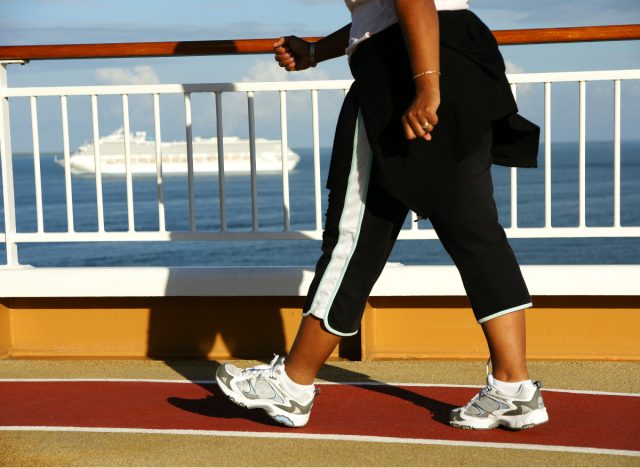 cận cảnh đi bộ trên tàu du lịch quanh đường để tập thể dục