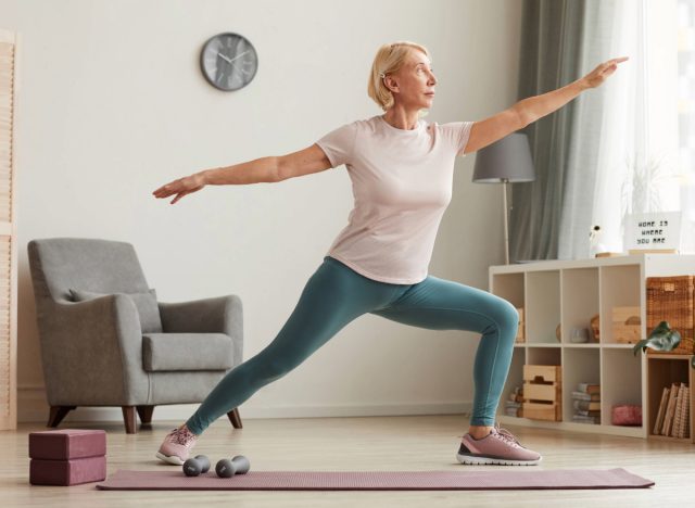 bài tập giữ thăng bằng cho phụ nữ trưởng thành, khái niệm về bài tập giữ thăng bằng hàng ngày để duy trì khả năng vận động khi bạn già đi