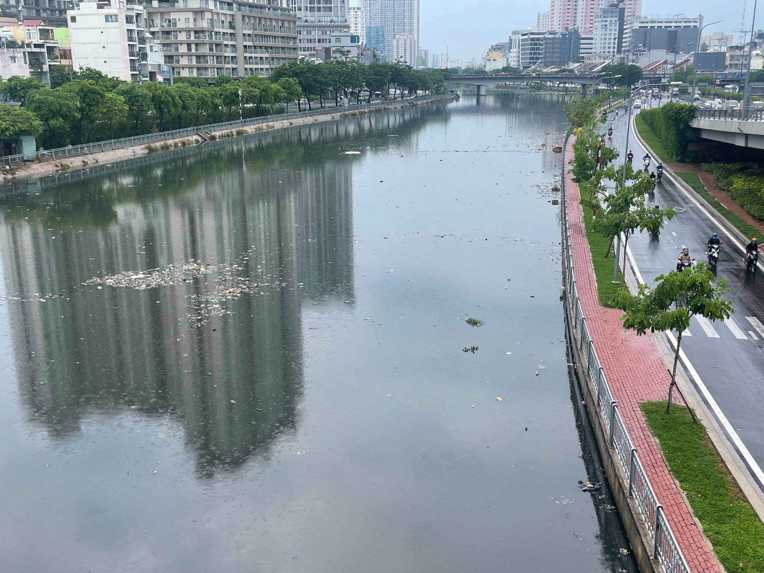 Sau mưa, nhiều kênh rạch tại TPHCM nổi đầy rác