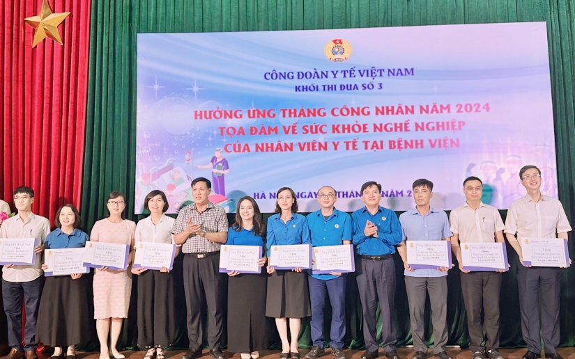 Trao hỗ trợ cho đoàn viên công đoàn y tế có hoàn cảnh khó khăn nhân Tháng Công nhân