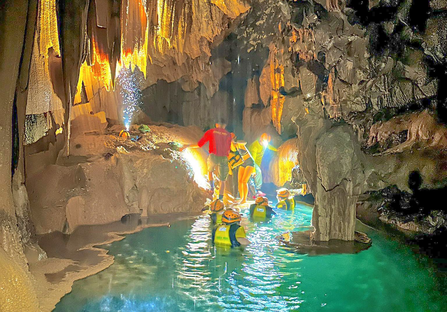 Khám phá vẻ đẹp nguyên sơ của hồ nước 'treo' trên vách hang động ở Quảng Bình- Ảnh 3.