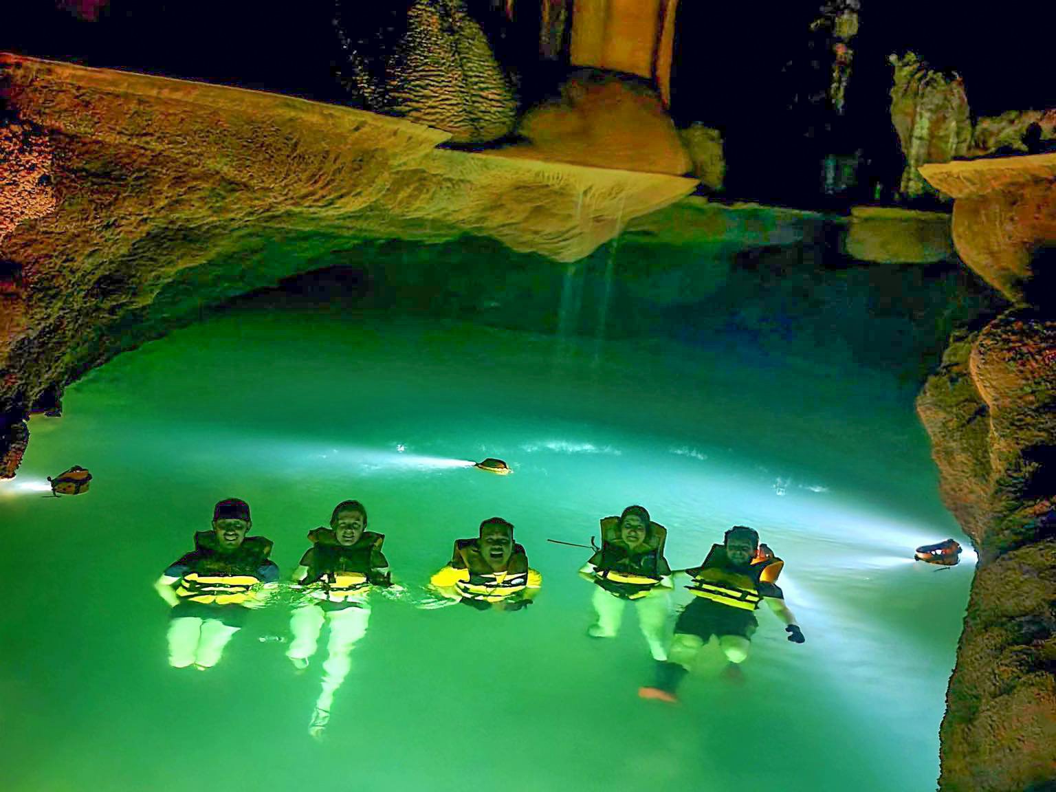 Khám phá vẻ đẹp nguyên sơ của hồ nước 'treo' trên vách hang động ở Quảng Bình- Ảnh 1.