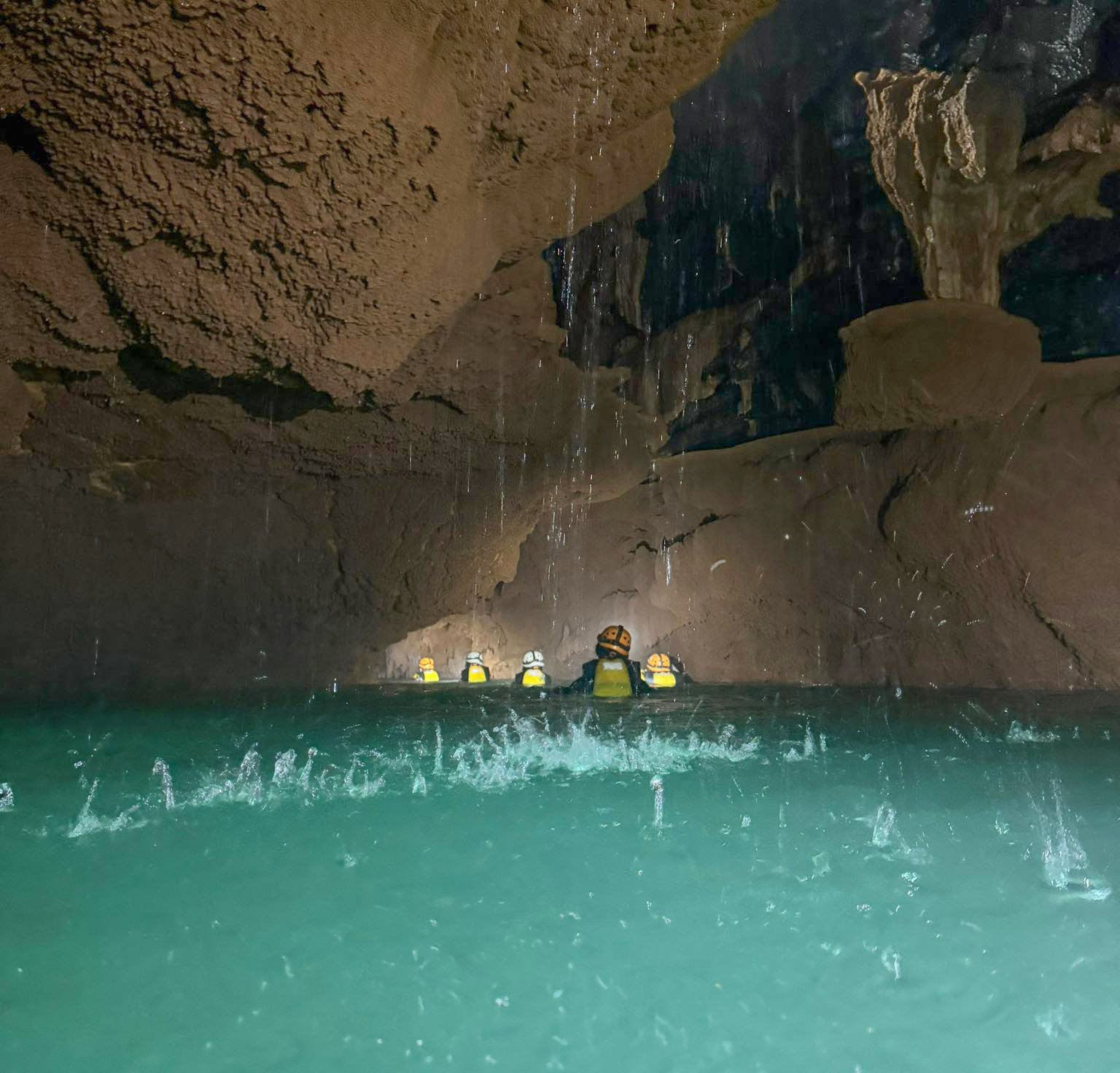 Khám phá vẻ đẹp nguyên sơ của hồ nước 'treo' trên vách hang động ở Quảng Bình- Ảnh 7.