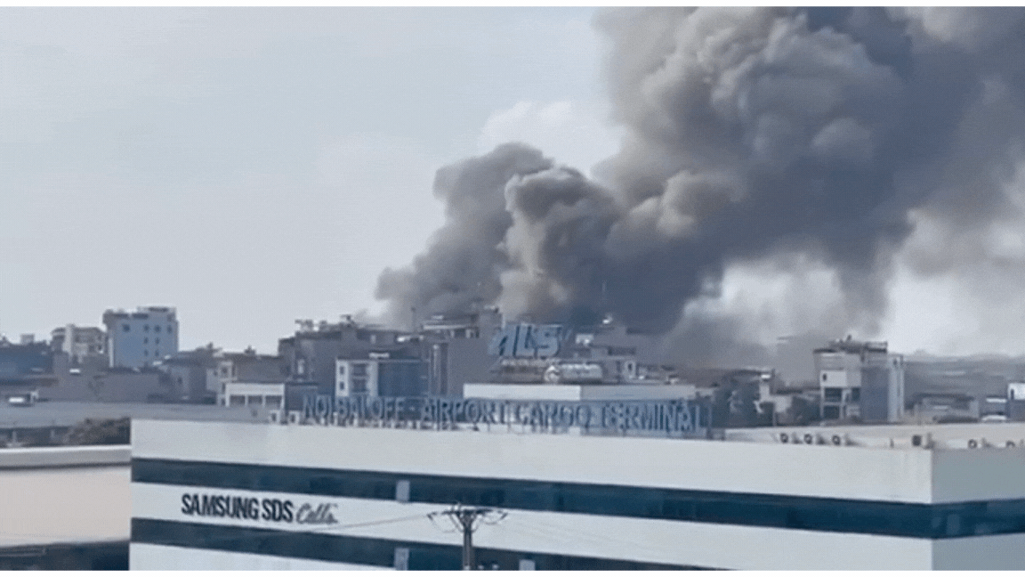 Video cháy lớn tại Bắc Ninh, cột khói khổng lồ bốc cao hàng trăm mét - Ảnh 3.